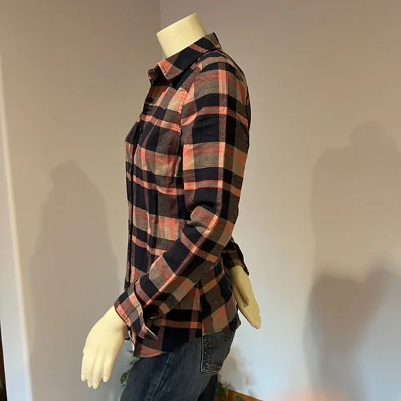 Flannel shirt + free gift 🎁 Size label M, runs small - Picture 2 of 7